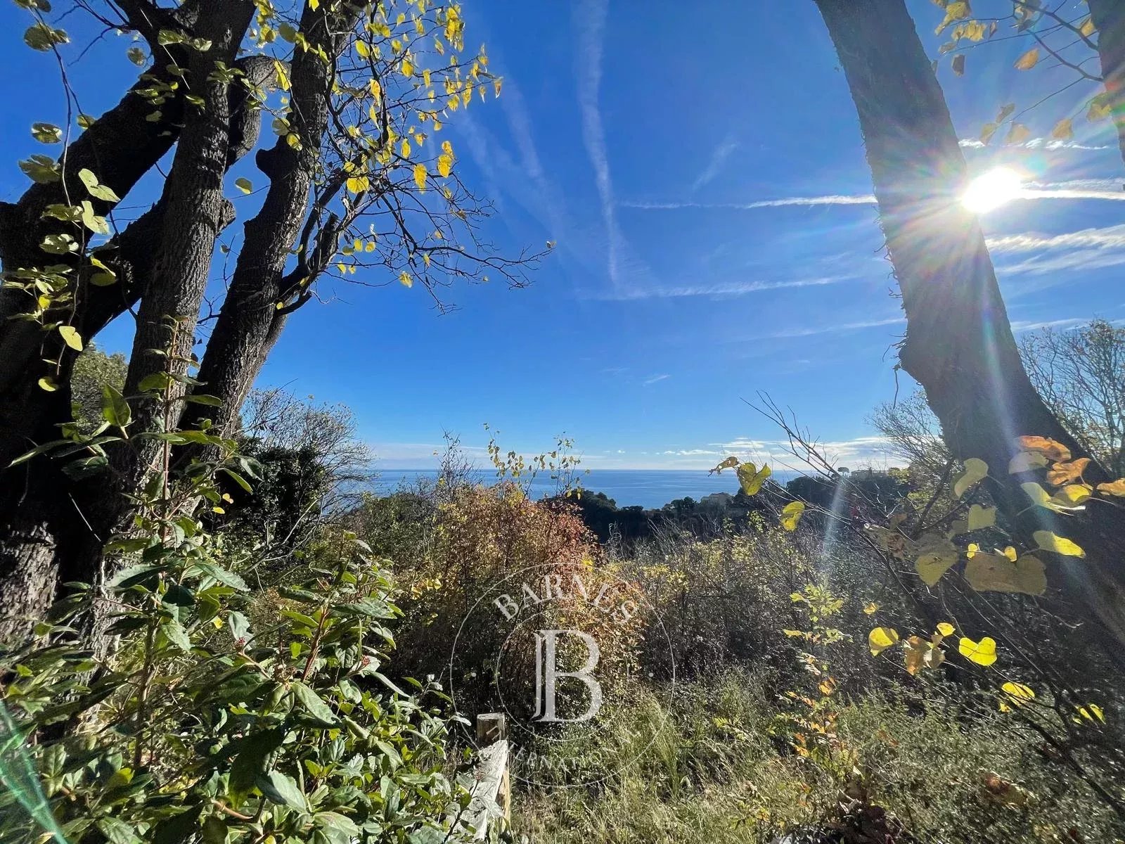 EXCLUSIVITÉ - VILLEFRANCHE-SUR-MER – TERRAIN AVEC MAISON À RÉHABILITER BÉNÉFICIANT D’UN PERMIS ACCORDÉ
