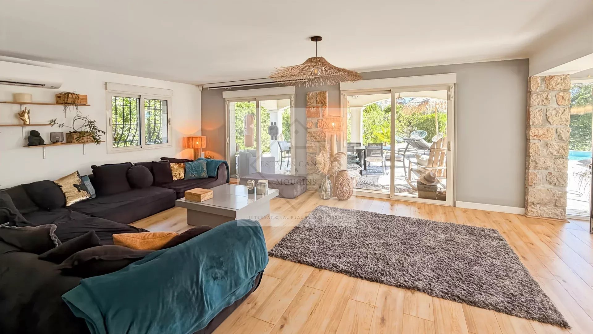 Mandelieu – Opportunité rare : terrain d’exception avec maison existante et projet de villa contemporaine de 600 m² avec permis purgé
