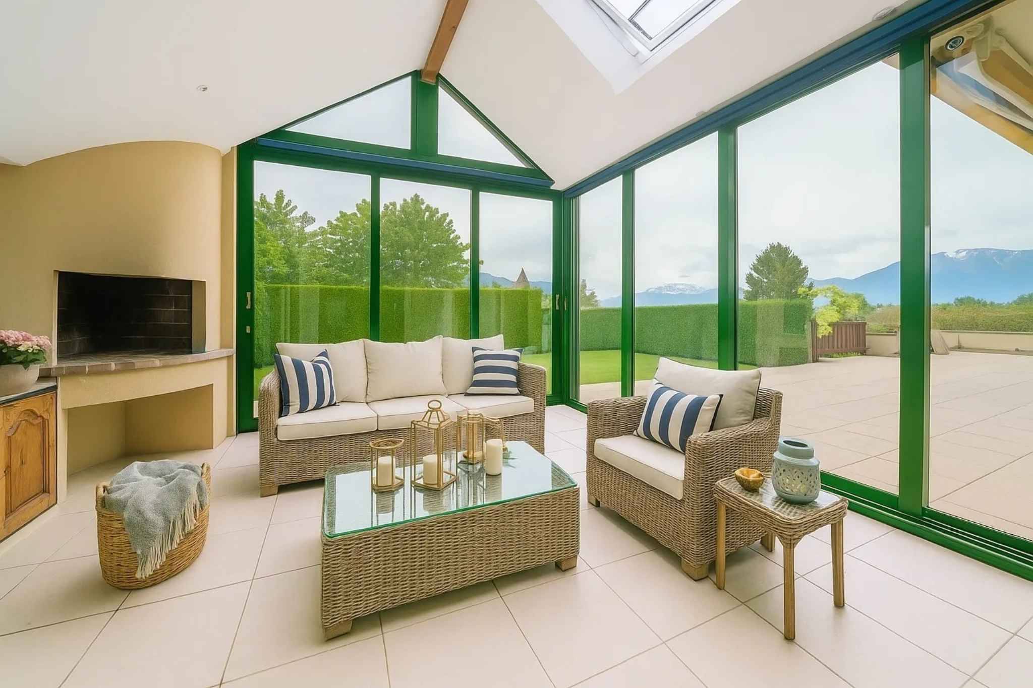 Villa familiale avec vue sur le lac, piscine intérieure et grand jardin