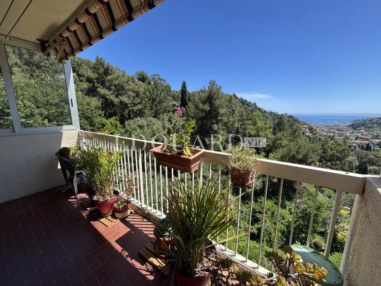 Quatre pièces en bon état avec jolie terrasse, belle vue panoramique jusqu'à la mer, cave, possibilité garage
