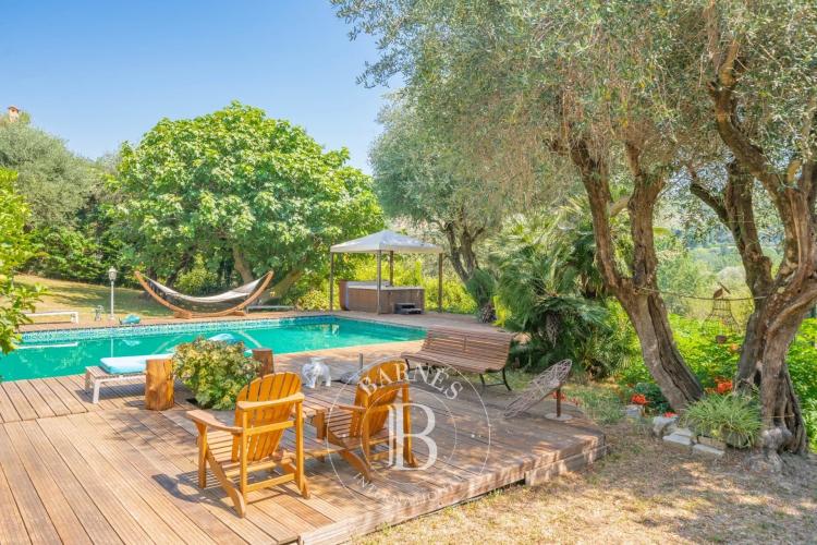 Opio - Superbe mas en pierre - Terrain de 6000 m2 avec piscine et jacuzzi à pied des commerces
