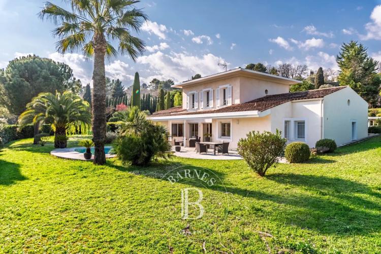 À pied du village de Valbonne – Villa plein sud, piscine, studio indépendant