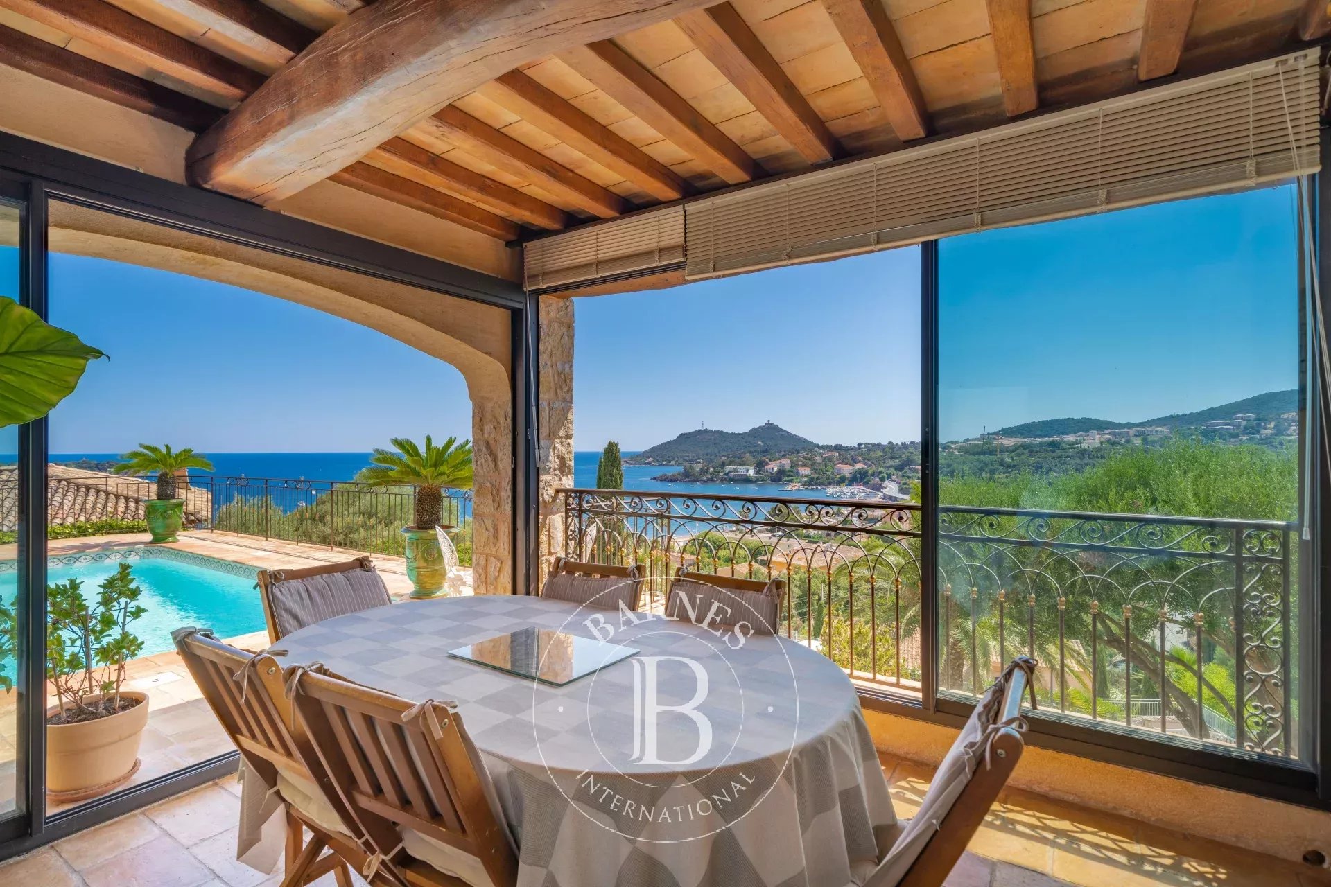 SAINT-RAPHAËL - VILLA FAMILIALE AVEC VUE MER PANORAMIQUE