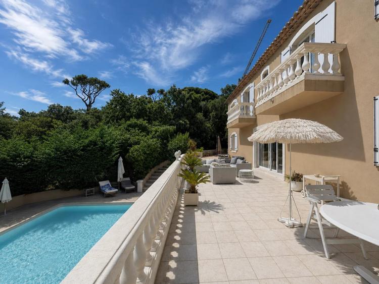 GASSIN – VILLA AVEC VUE MER À QUELQUES MINUTES DE SAINT-TROPEZ