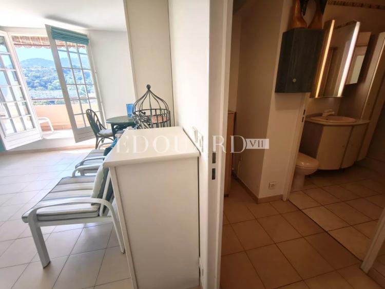 Dans le quartier du Riviera, à vendre grand studio en dernier étage avec terrasse, cave et garage
