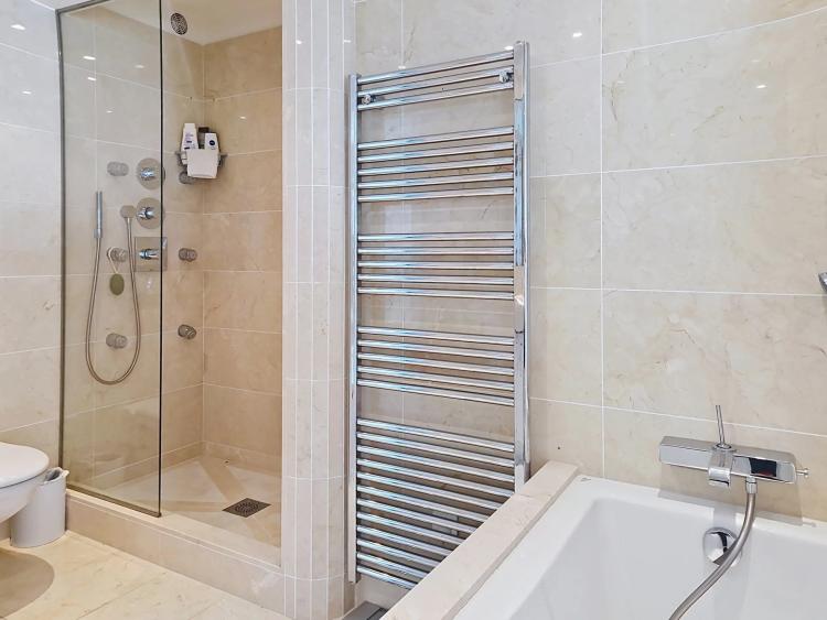 LE CANNET COLLINES - GRAND APPARTEMENT T4 TRAVERSANT - PLEINE VUE MER