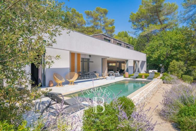 Valbonne, au pied du village, villa d'exception, piscine