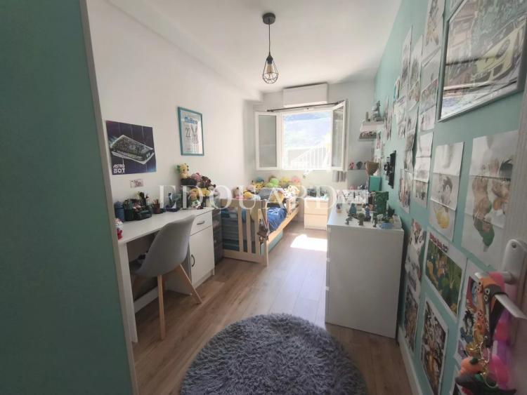 Rare sur la commune de Roquebrune Cap Martin, quatre pièces en bas de villa avec jardin, vue mer et parking
