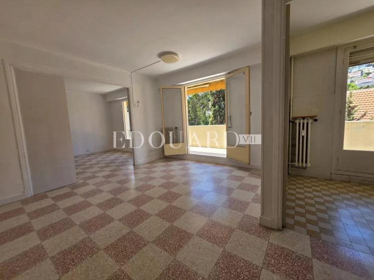 Deux pièces à rénover, avec grande terrasse et agréable vue dégagée, en plein centre de Carnolès