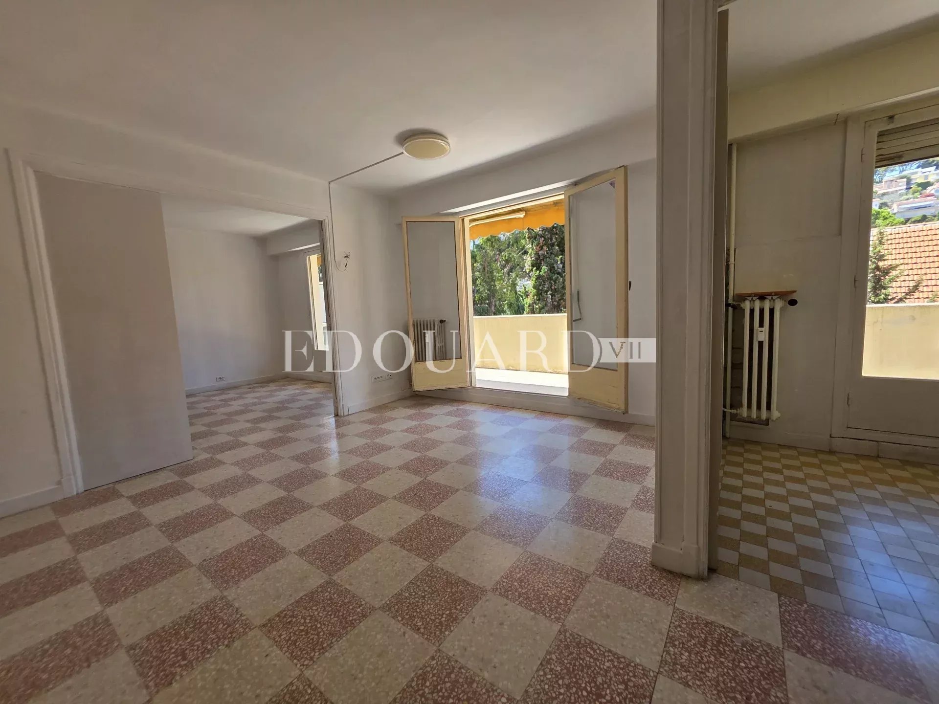 Deux pièces à rénover, avec grande terrasse et agréable vue dégagée, en plein centre de Carnolès