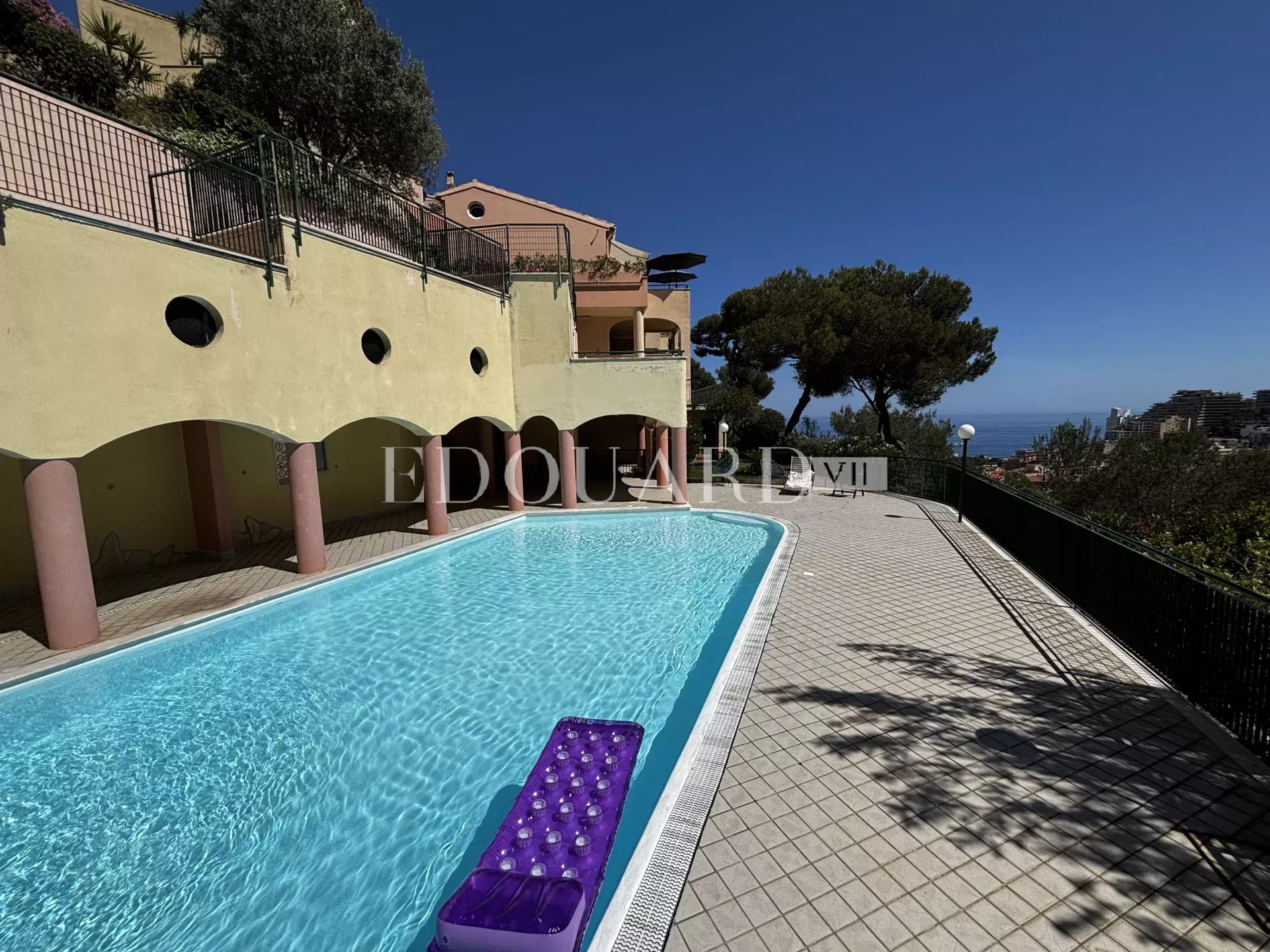 En exclusivité superbe trois pièces avec deux grandes terrasses et parking, limitrophe de la Principauté de Monaco