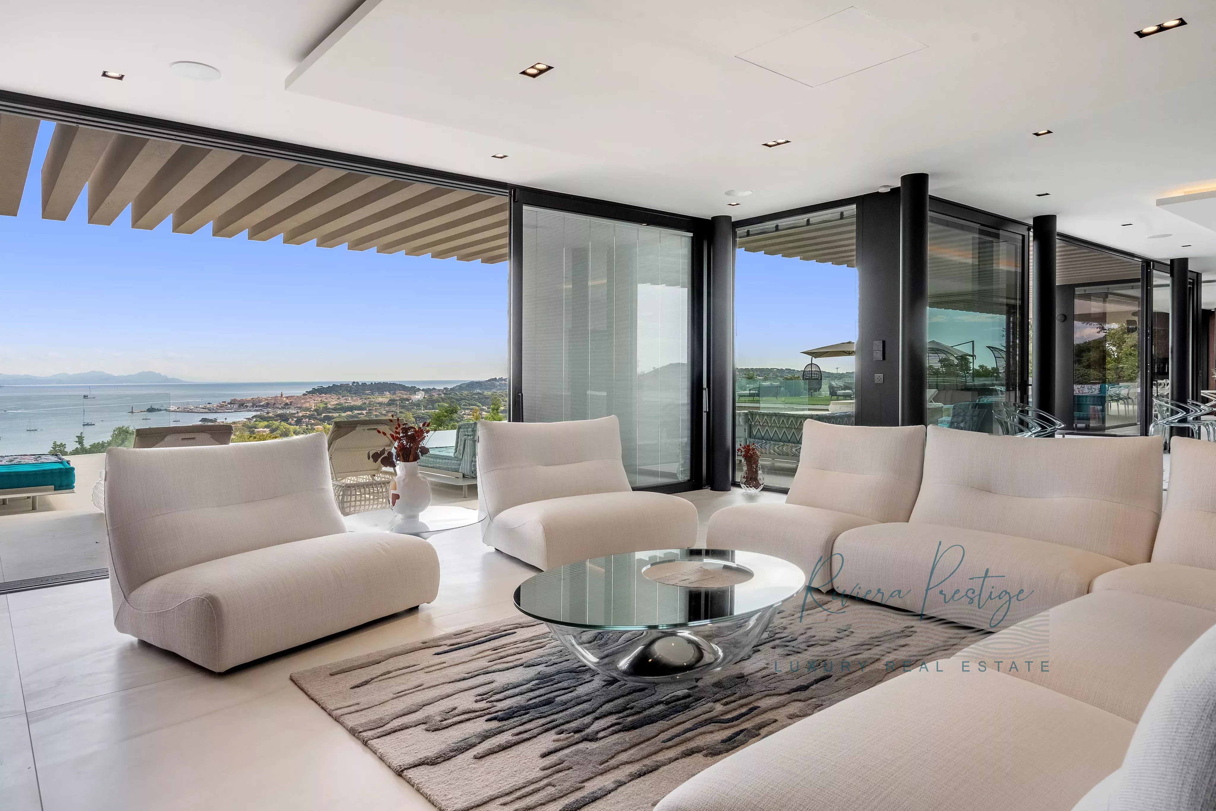 Villa contemporaine avec vue panoramique sur le Golfe de Saint-Tropez – Gassin