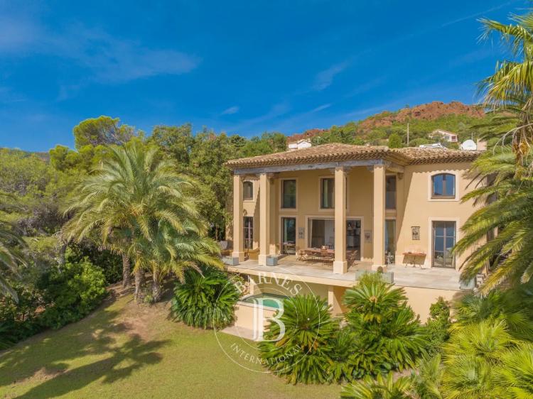 SAINT-RAPHAËL - ÉLÉGANTE VILLA PIED DANS L'EAU