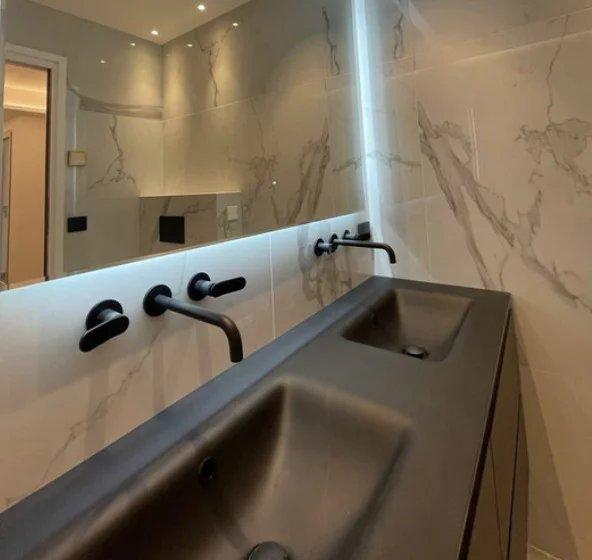 Un appartement luxueusement rénové avec vue sur port de Fontvielle
