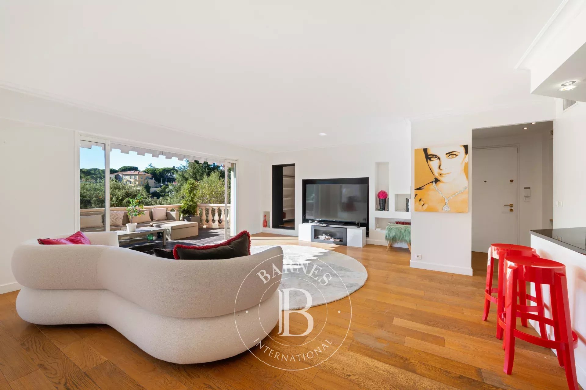 VILLEFRANCHE-SUR-MER — ÉLÉGANT DUPLEX AVEC VUE PANORAMIQUE DÉGAGÉE