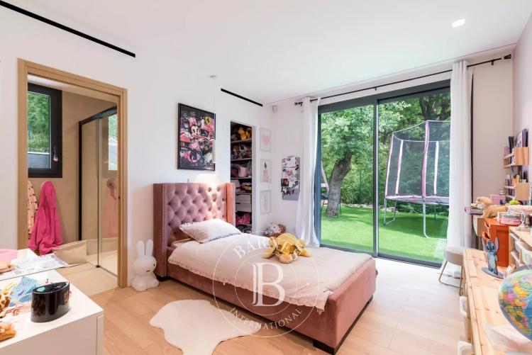 5mn de Valbonne - Magnifique maison contemporaine – 5 chambres – Domotique – Piscine – Studio indépendant