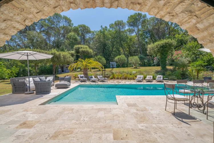 MOUGINS - VILLA DE CHARME - PROCHE DE L'ETANG