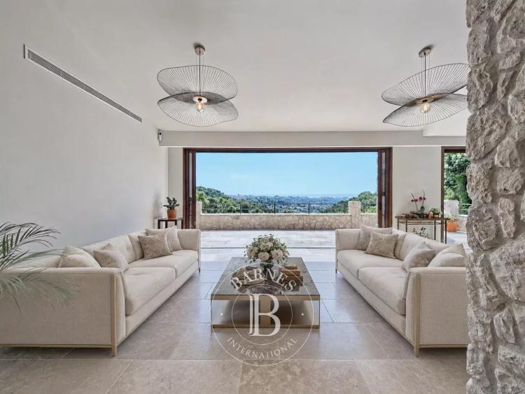 Propriété en pierres rénovée avec vue panoramique sur la mer et le village de Saint-Paul-de-Vence