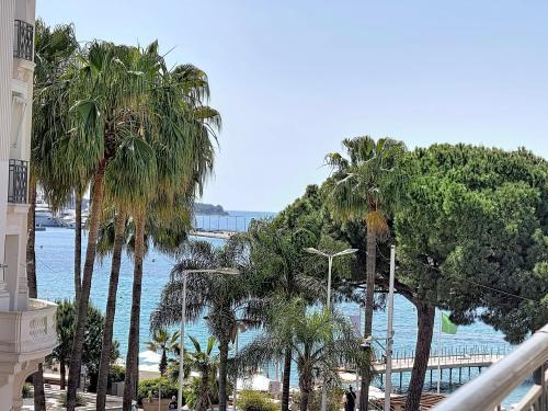 CANNES - ARRIERE CROISETTE - VUE LATERALE MER