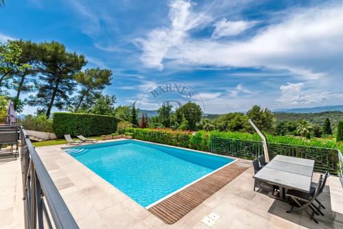MOUGINS - VILLA AVEC VUE DANS DOMAINE SECURISE