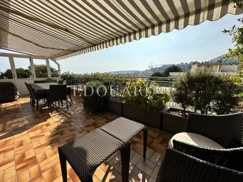 Penthouse avec spectaculaire terrasse, belle vue panoramique jusqu'à la mer, possibilité garage