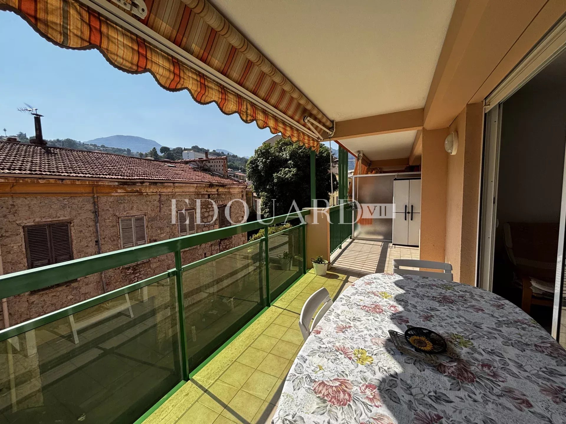 Deux pièces en parfait état avec grande terrasse, cave et garage, au deuxième étage d’un immeuble récent