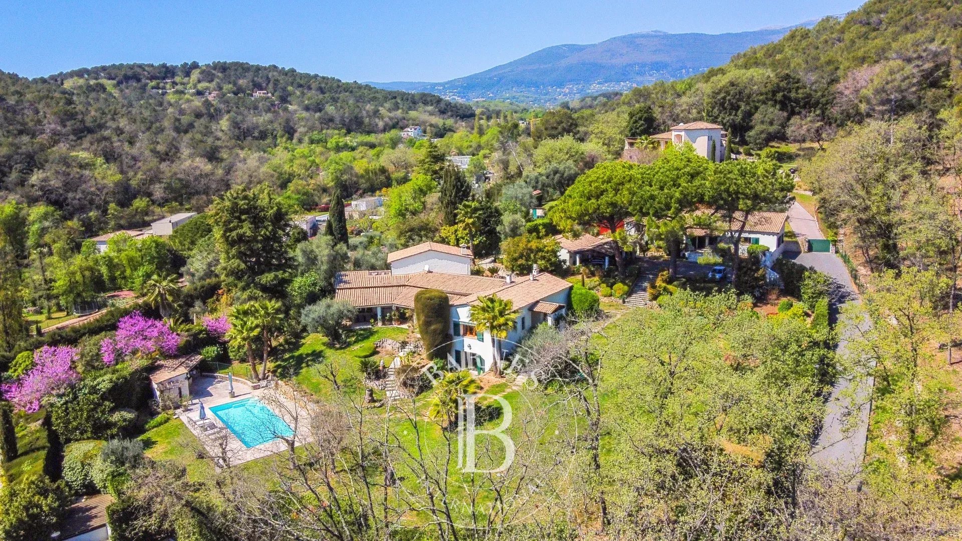 À quelques pas de Valbonne-  Propriété d’exception en domaine fermé, à proximité du golf, 2 maisons d’invités, piscine, calme absolu