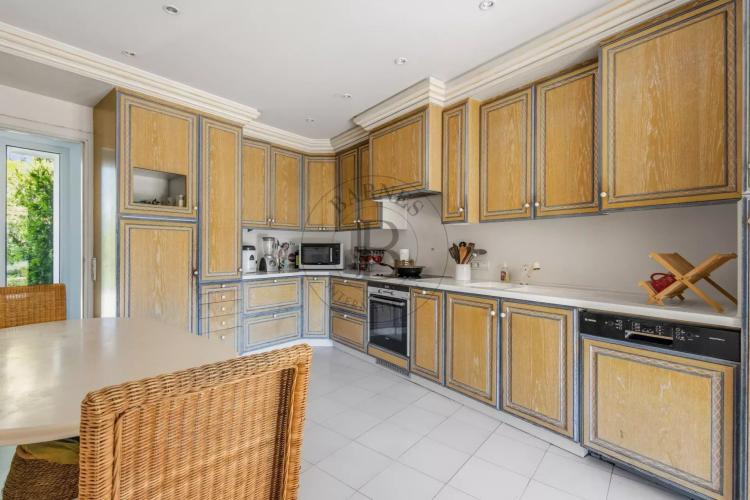 MOUGINS - VILLA AU CALME