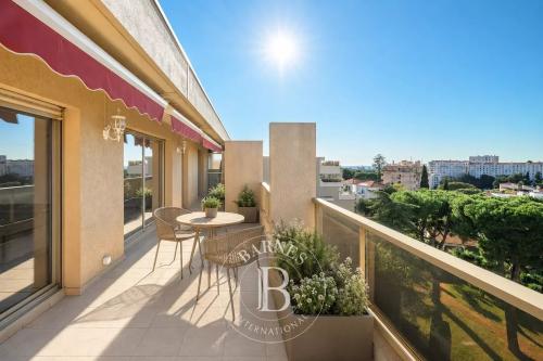 NICE – FABRON – DERNIER ÉTAGE AVEC TERRASSES ET VUE DÉGAGÉE