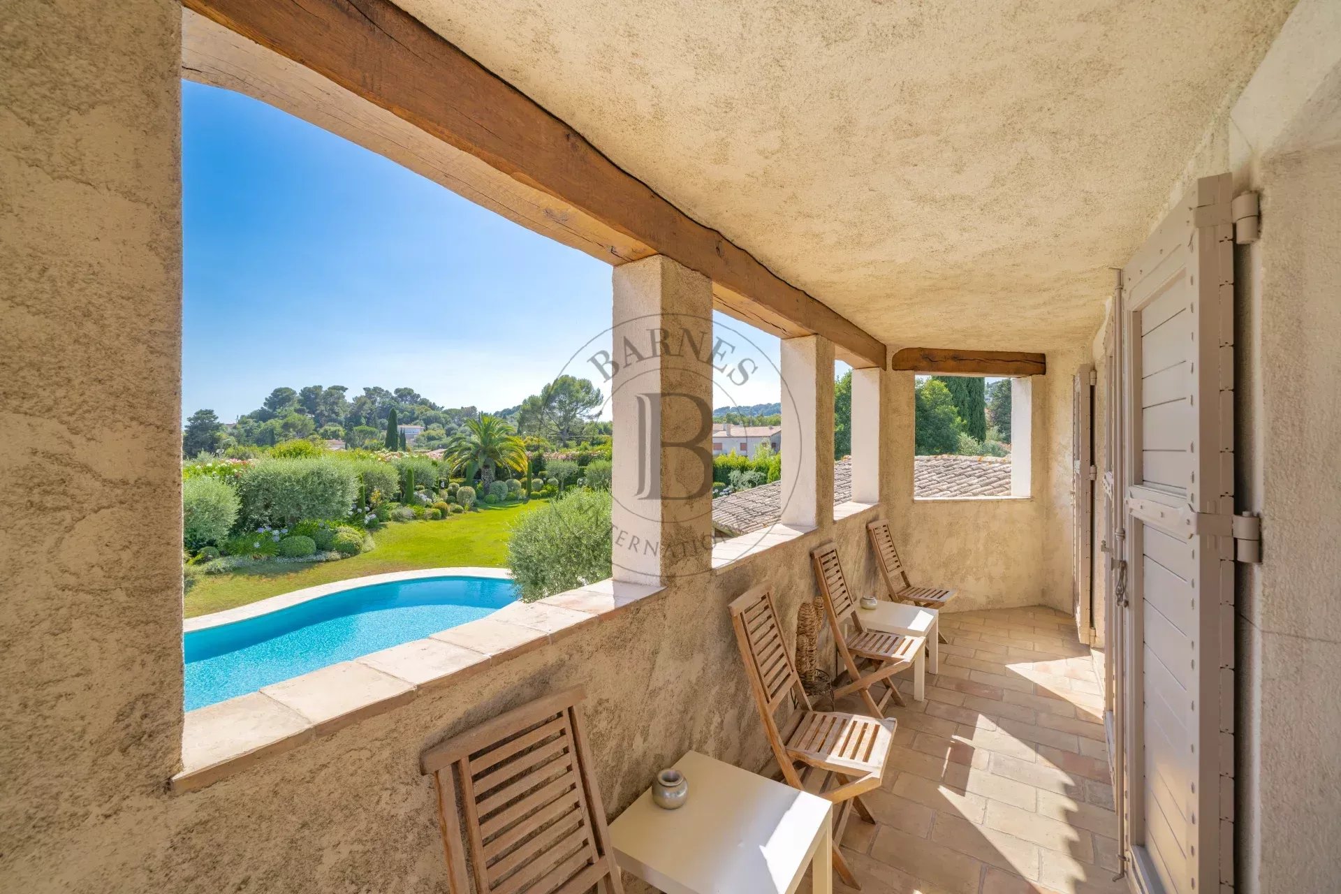 MOUGINS - VILLA DE CHARME - PROCHE VILLAGE