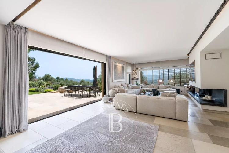 PROCHE MOUGINS – PROPRIÉTÉ D’EXCEPTION – VUE MER
