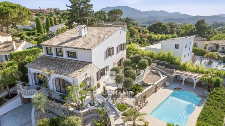 Charmante villa de 4 chambres avec piscine et vue dégagée à Mandelieu