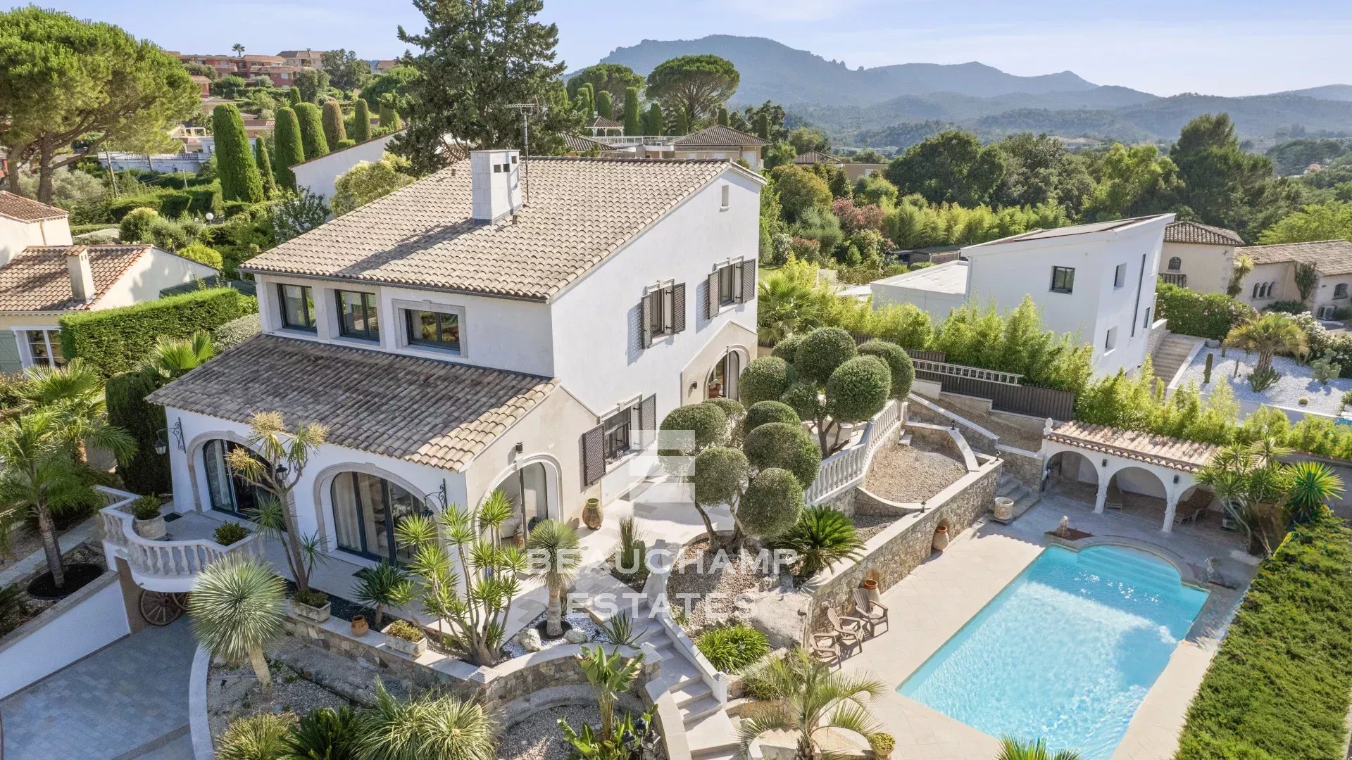 Charmante villa de 4 chambres avec piscine et vue dégagée à Mandelieu