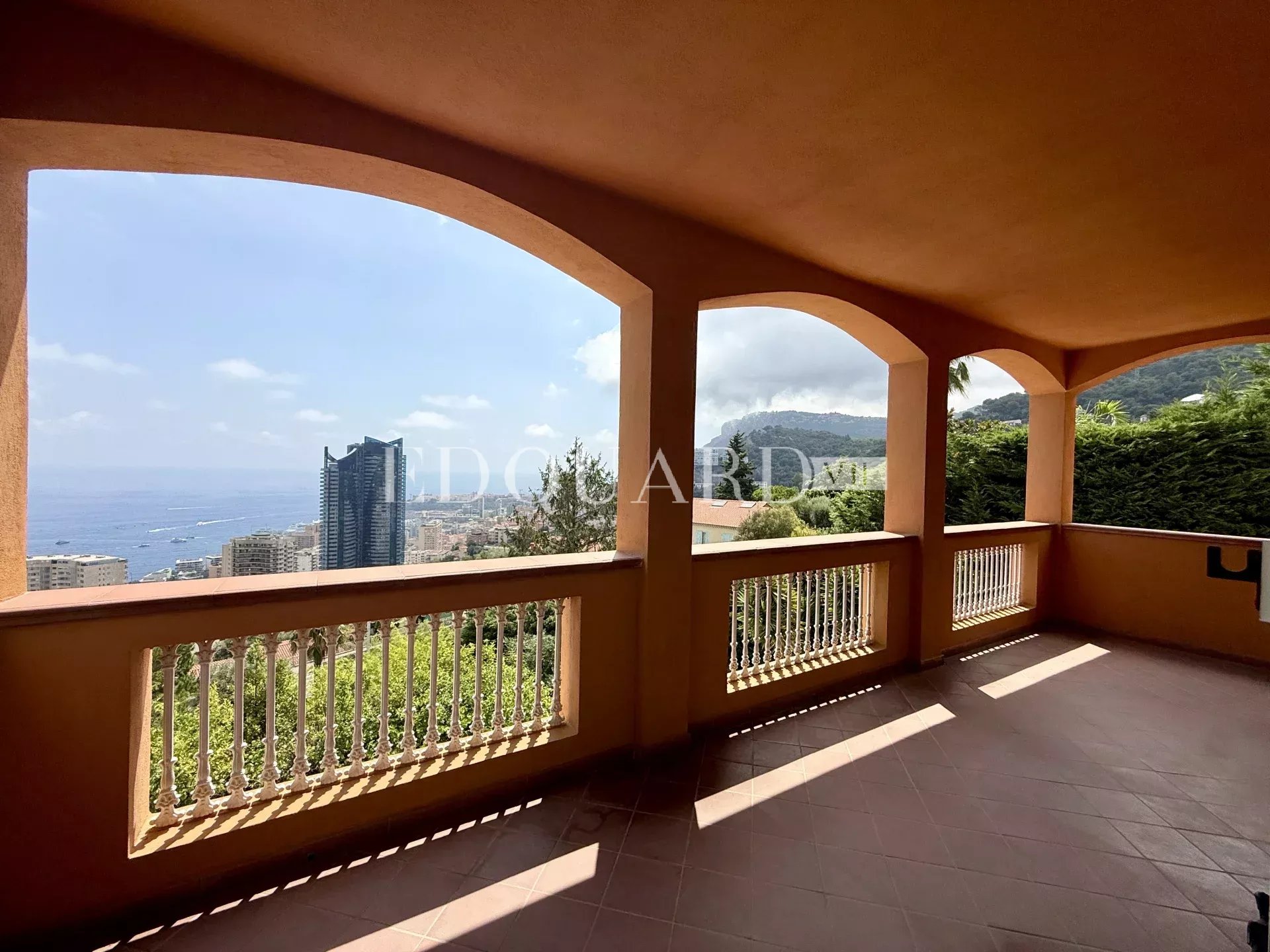 Dans un domaine privé et sécurisé, à vendre villa de prestige avec vue panoramique sur la Principauté de Monaco