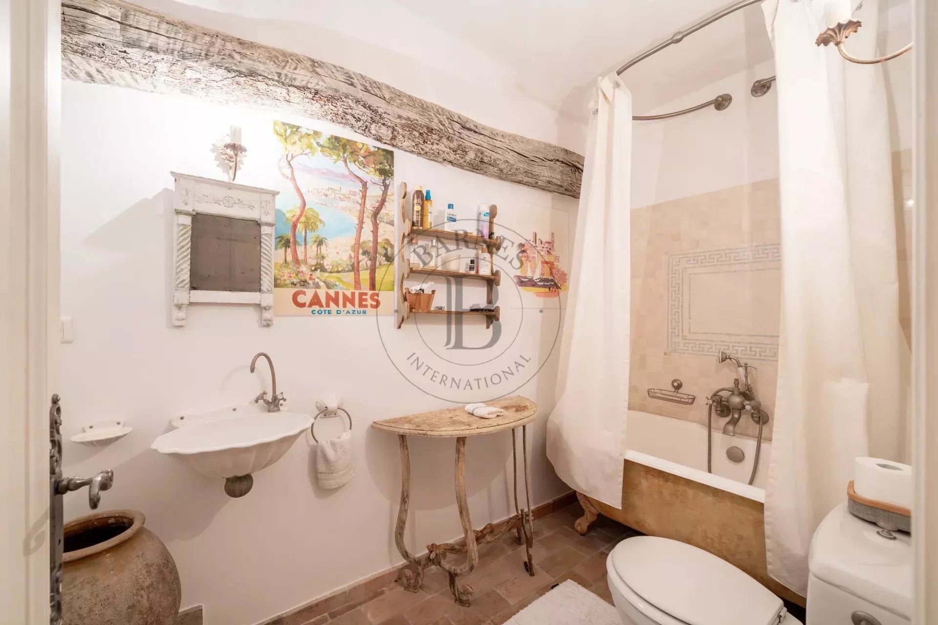 MOUGINS- MAISON DE VILLAGE- PROCHE DES COMMODITÉS
