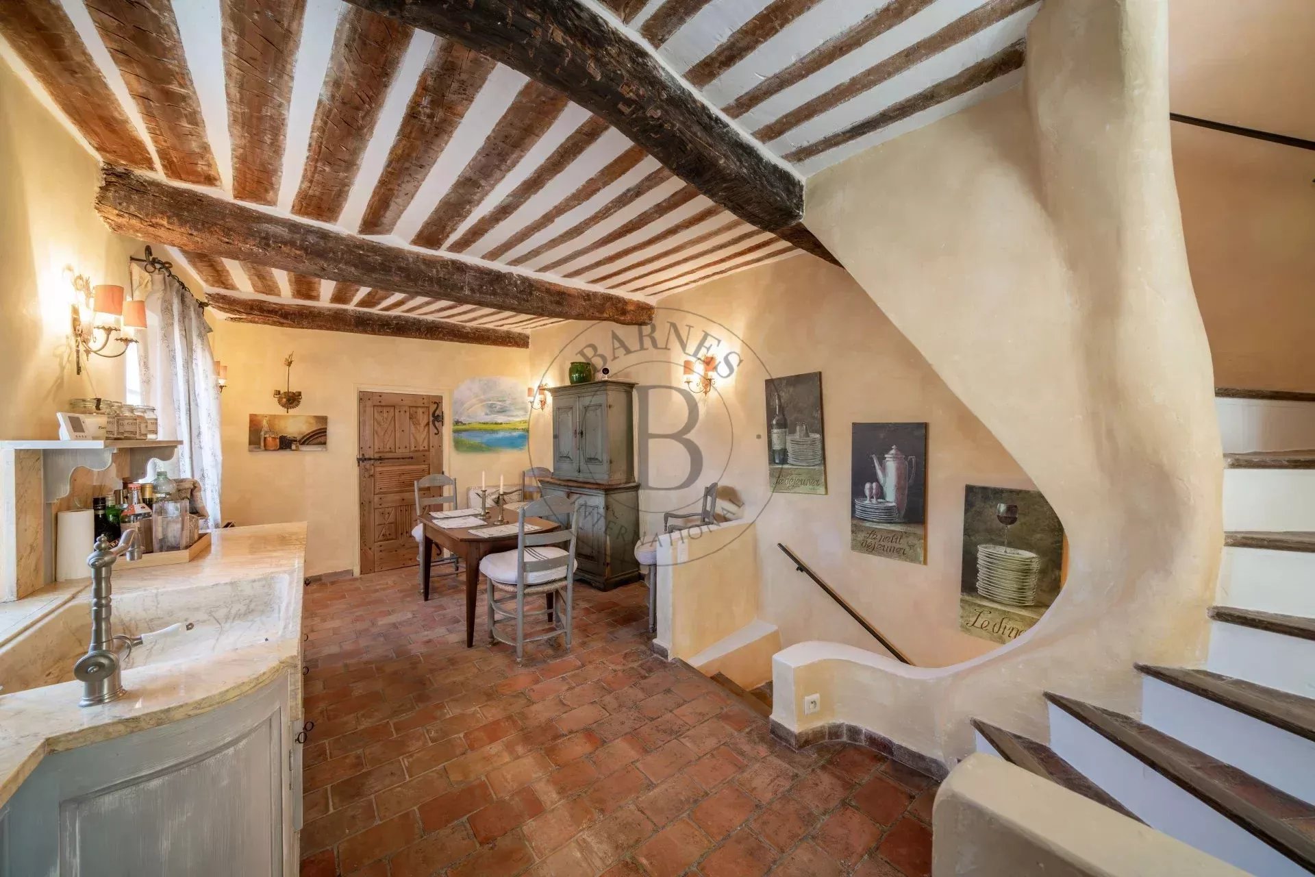MOUGINS- MAISON DE VILLAGE- PROCHE DES COMMODITÉS