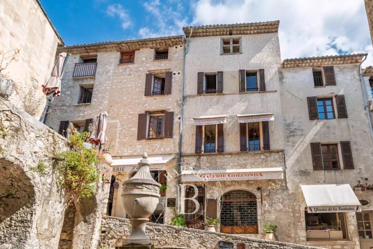 Immeuble historique avec galerie d’art et terrasse panoramique – Saint-Paul-de-Vence