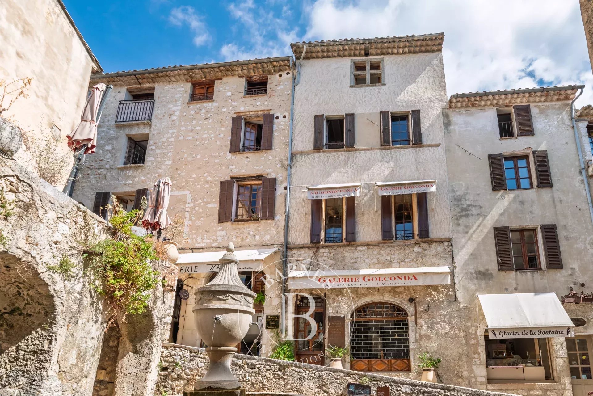Immeuble historique avec galerie d’art et terrasse panoramique – Saint-Paul-de-Vence