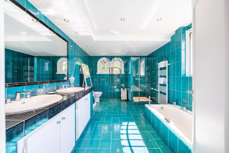 MOUGINS - VILLA DE CHARME - PROCHE VILLAGE