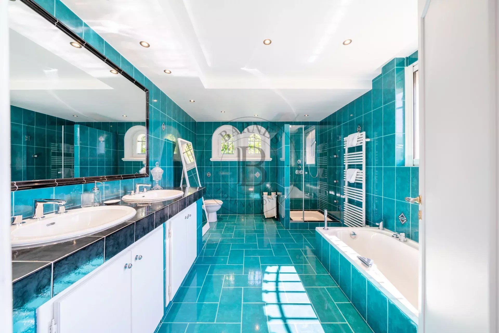 MOUGINS - VILLA DE CHARME - PROCHE VILLAGE