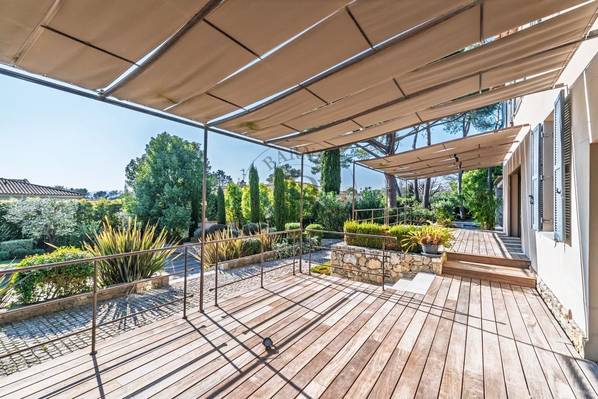 MOUGINS – BASTIDE RÉNOVÉE – PROCHE GOLF ET ÉCOLES INTERNATIONALES