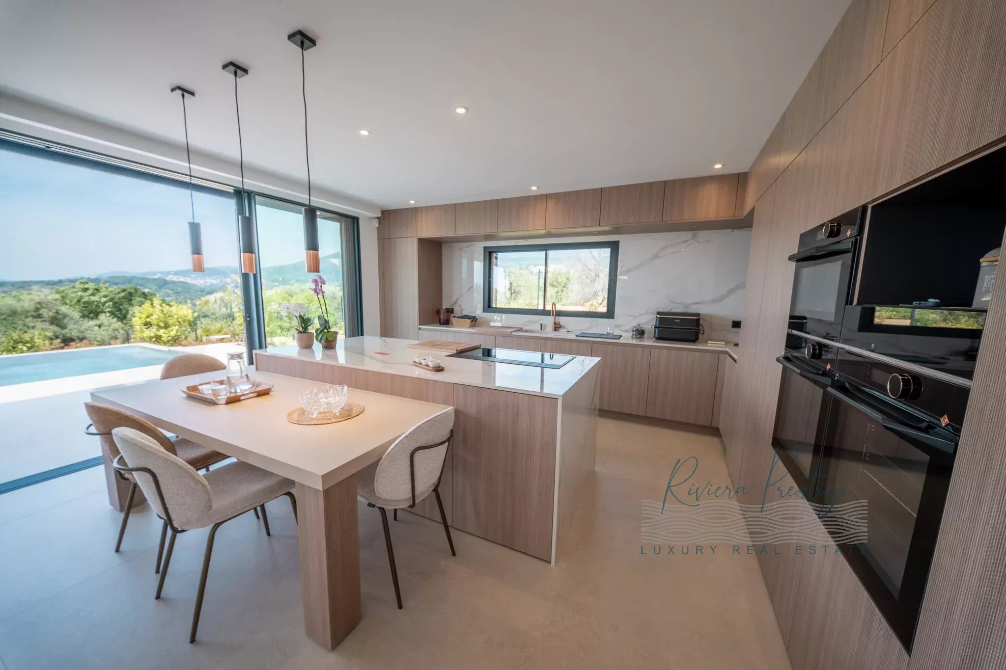 OPIO: Contemporaine dans domaine privé avec vue sur le golf et le vieux village