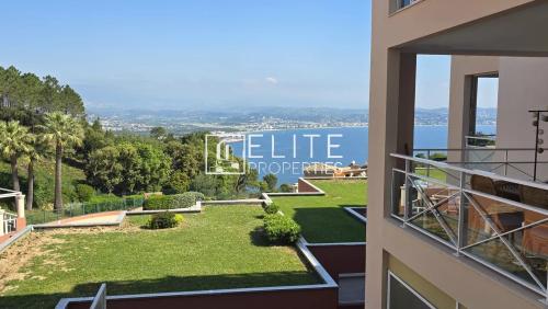 APPARTEMENT 2 PIÈCES DE 36 m² – VUE MER PANORAMIQUE – PISCINE & PARKING – THEOULE-SUR-MER