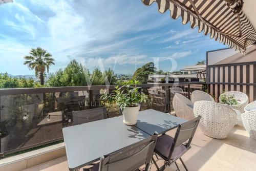 Cannes, le Parc Montrose - 3 pièces au dernier étage bénéficiant d'une vue mer et Estérel