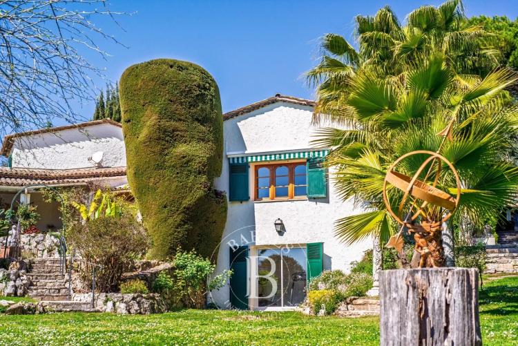 À quelques pas de Valbonne-  Propriété d’exception en domaine fermé, à proximité du golf, 2 maisons d’invités, piscine, calme absolu