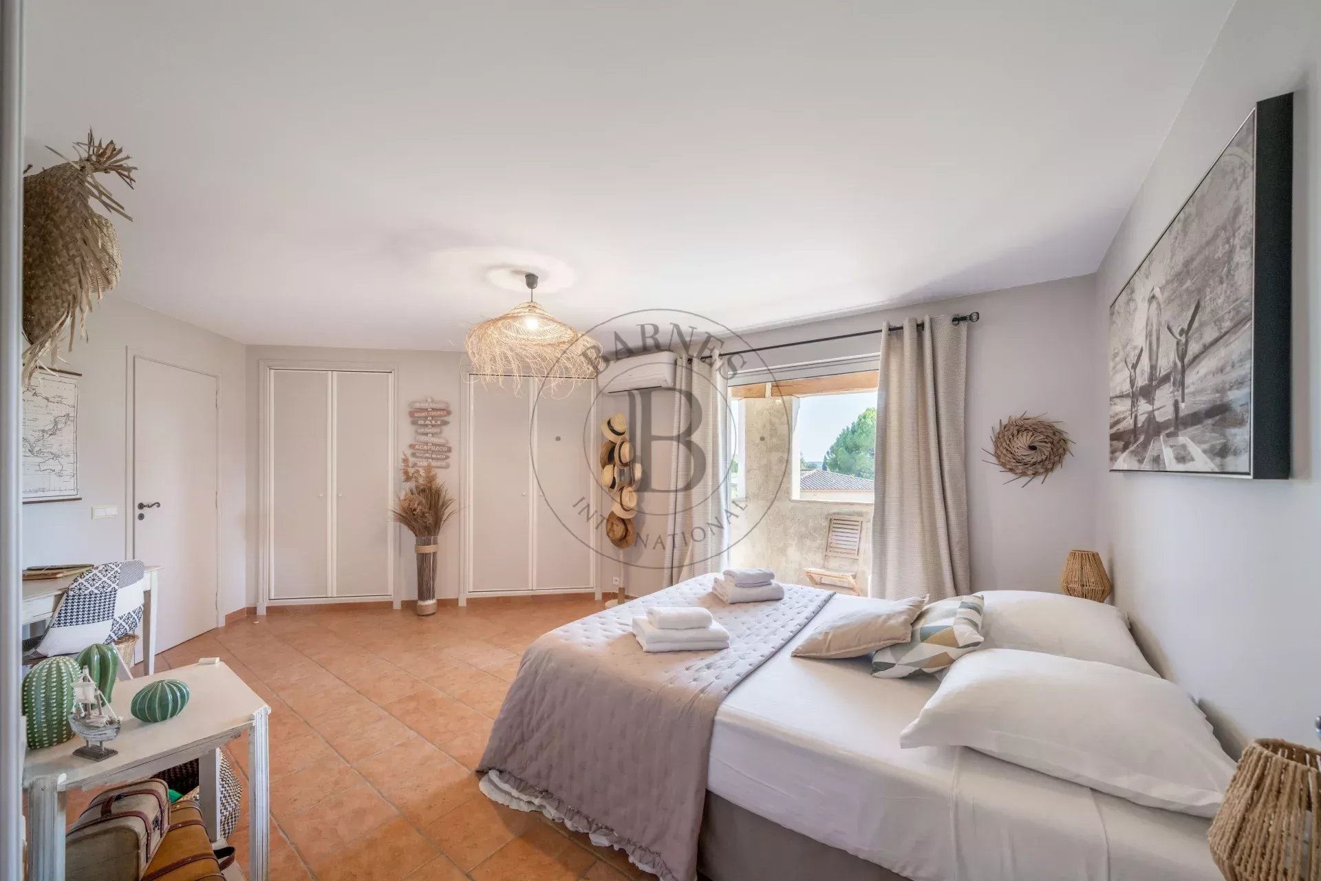 MOUGINS - VILLA DE CHARME - PROCHE VILLAGE
