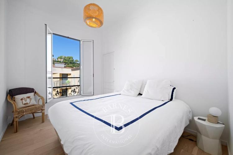 SAINT-JEAN-CAP-FERRAT – APPARTEMENT EN DERNIER ÉTAGE AVEC APERÇU MER ET JARDIN PRIVATIF