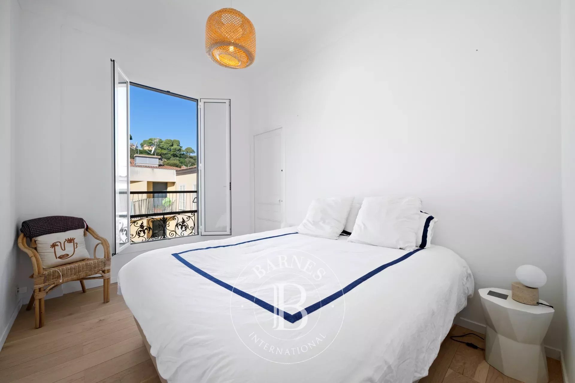 SAINT-JEAN-CAP-FERRAT – APPARTEMENT EN DERNIER ÉTAGE AVEC APERÇU MER ET JARDIN PRIVATIF