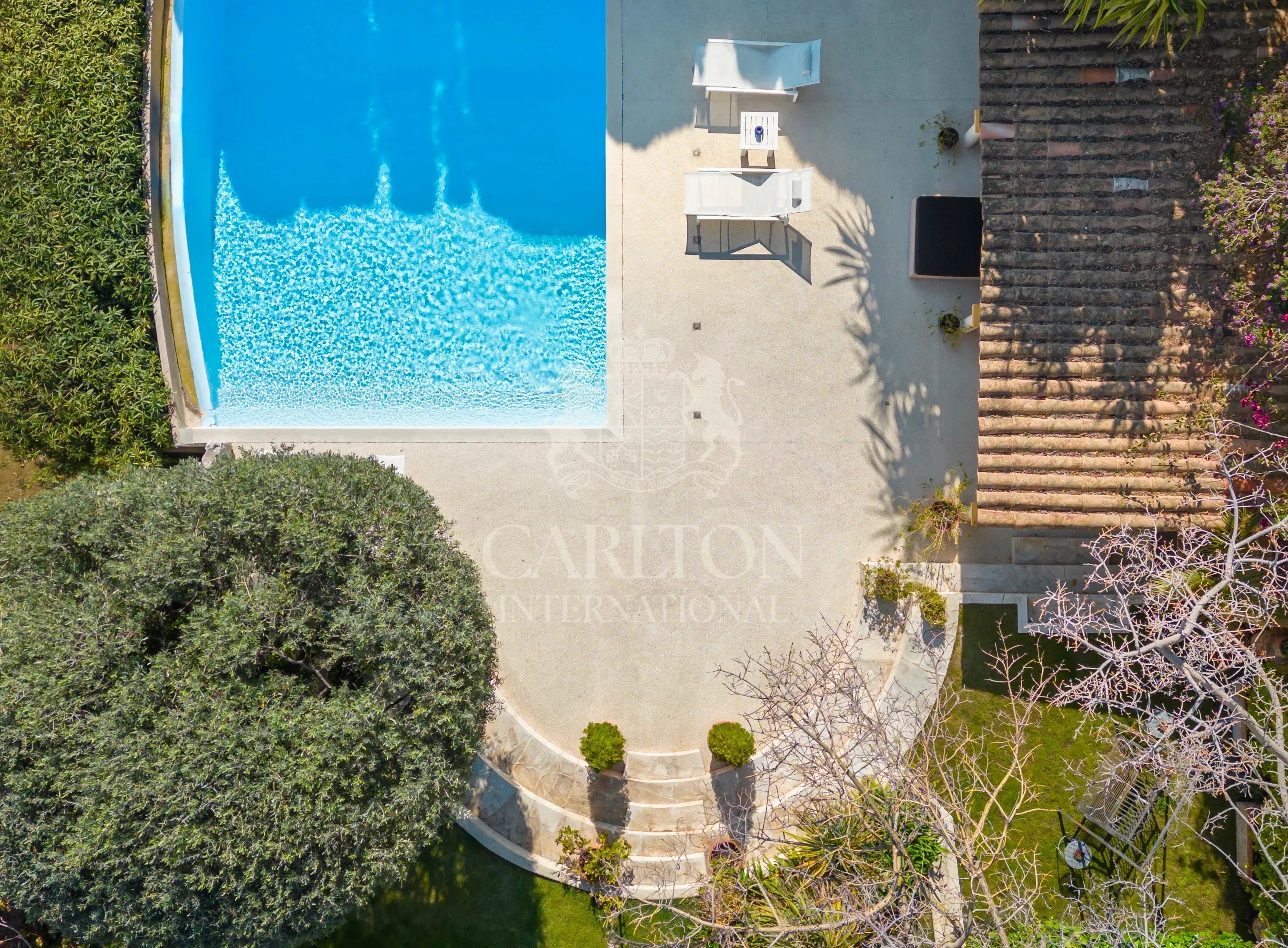 Villa d’exception à pied des plages, offrant une vue mer panoramique et deux maisons d’invités