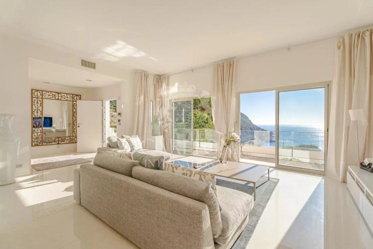 Villa contemporaine avec vue mer panoramique à Èze Bord de Mer